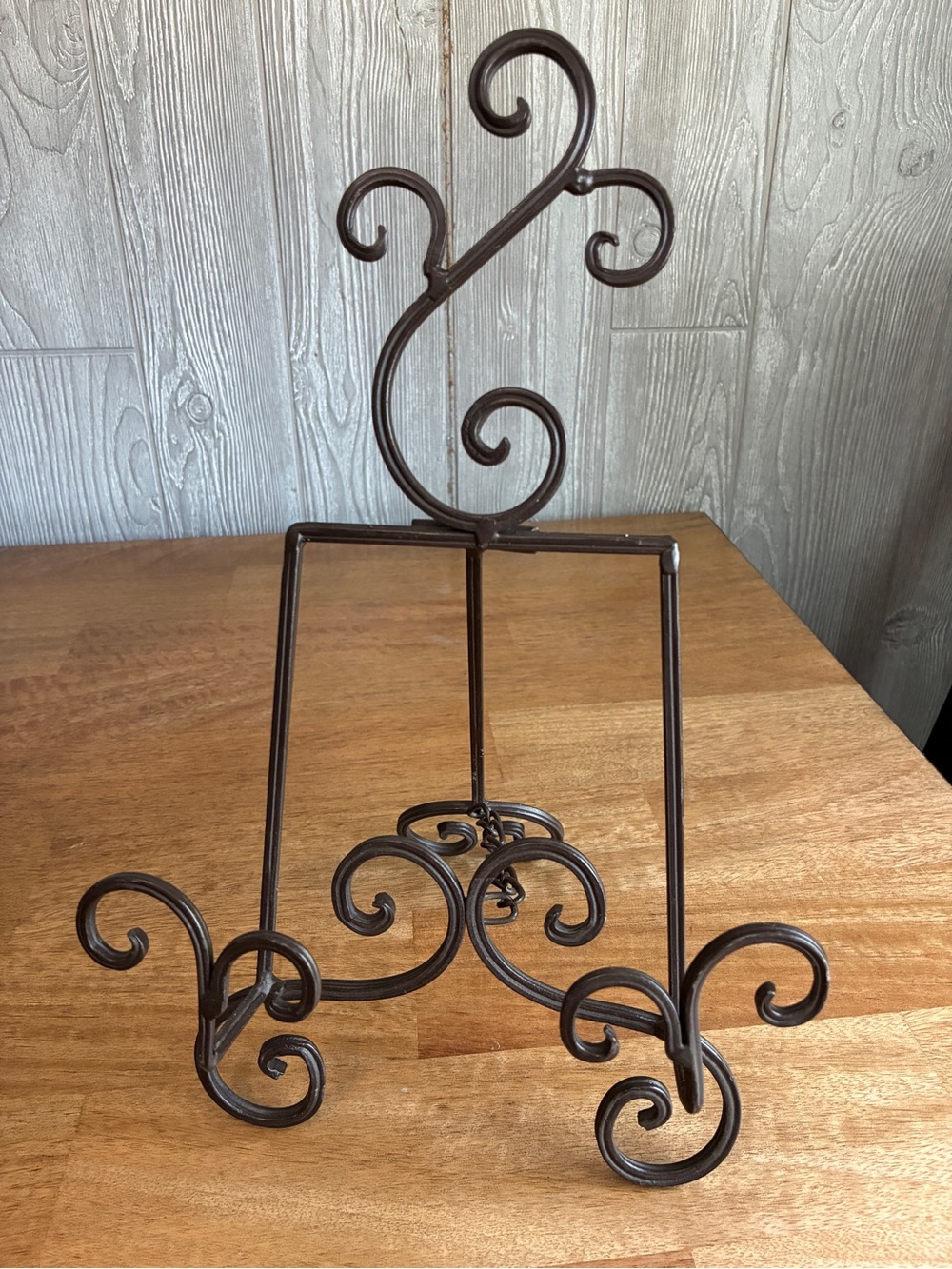 Ornate Metal Scroll Display Easel - Brown